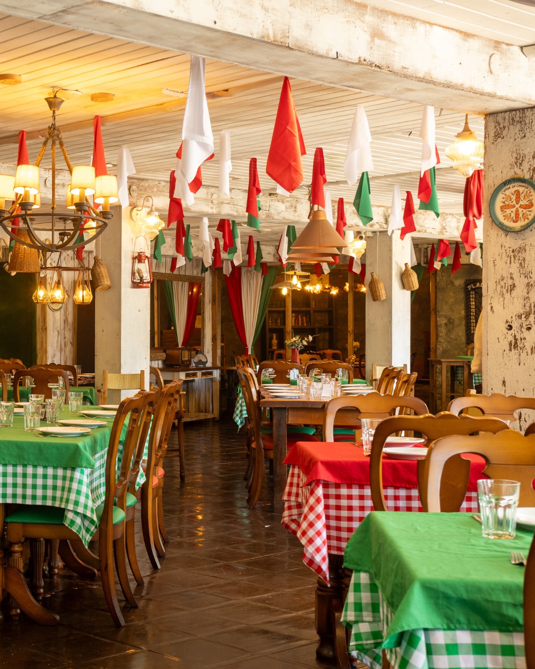 Salão da Cantina Di Capo com bandeiras italianas