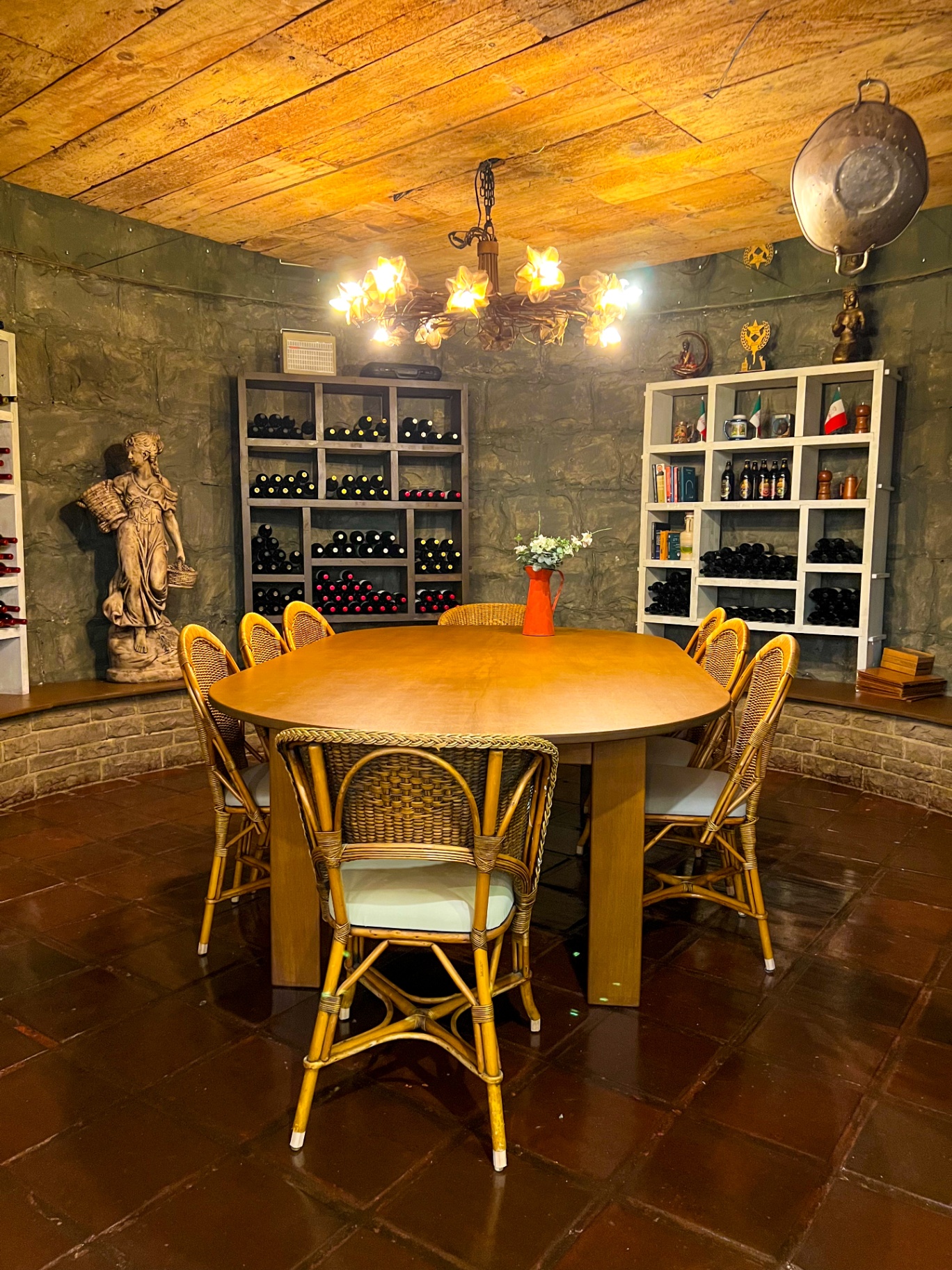 Sala reservada com adega